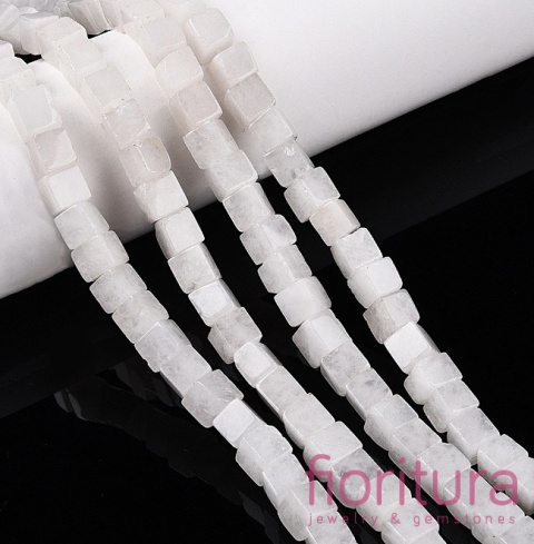 KAMIEŃ NATURALNY  JADEIT BIAŁY KOSTKA NIEREGULARNA 6-6,5x6-5,5x6-6,5MM