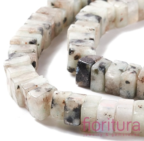 KAMIEŃ NATURALNY JASPIS SEZAMOWY KOSTKA NIEREGULARNA 6-6,5x6-5,5MM