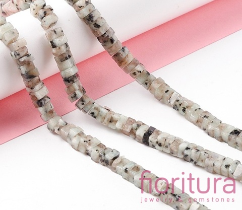 KAMIEŃ NATURALNY JASPIS SEZAMOWY KOSTKA NIEREGULARNA 6-6,5x6-5,5MM