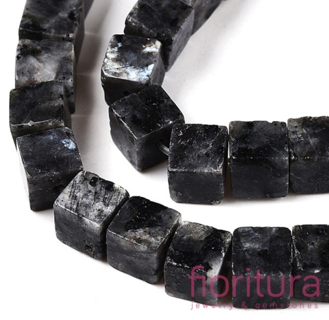 KAMIEŃ NATURALNY  LARVIKIT KOSTKA NIEREGULARNA 6-6,5x6-5,5x6-6,5MM